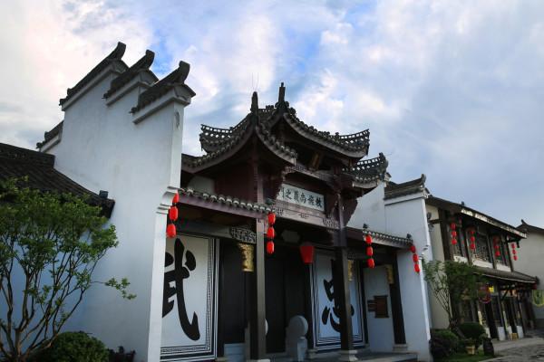 逃离荒废的戏院